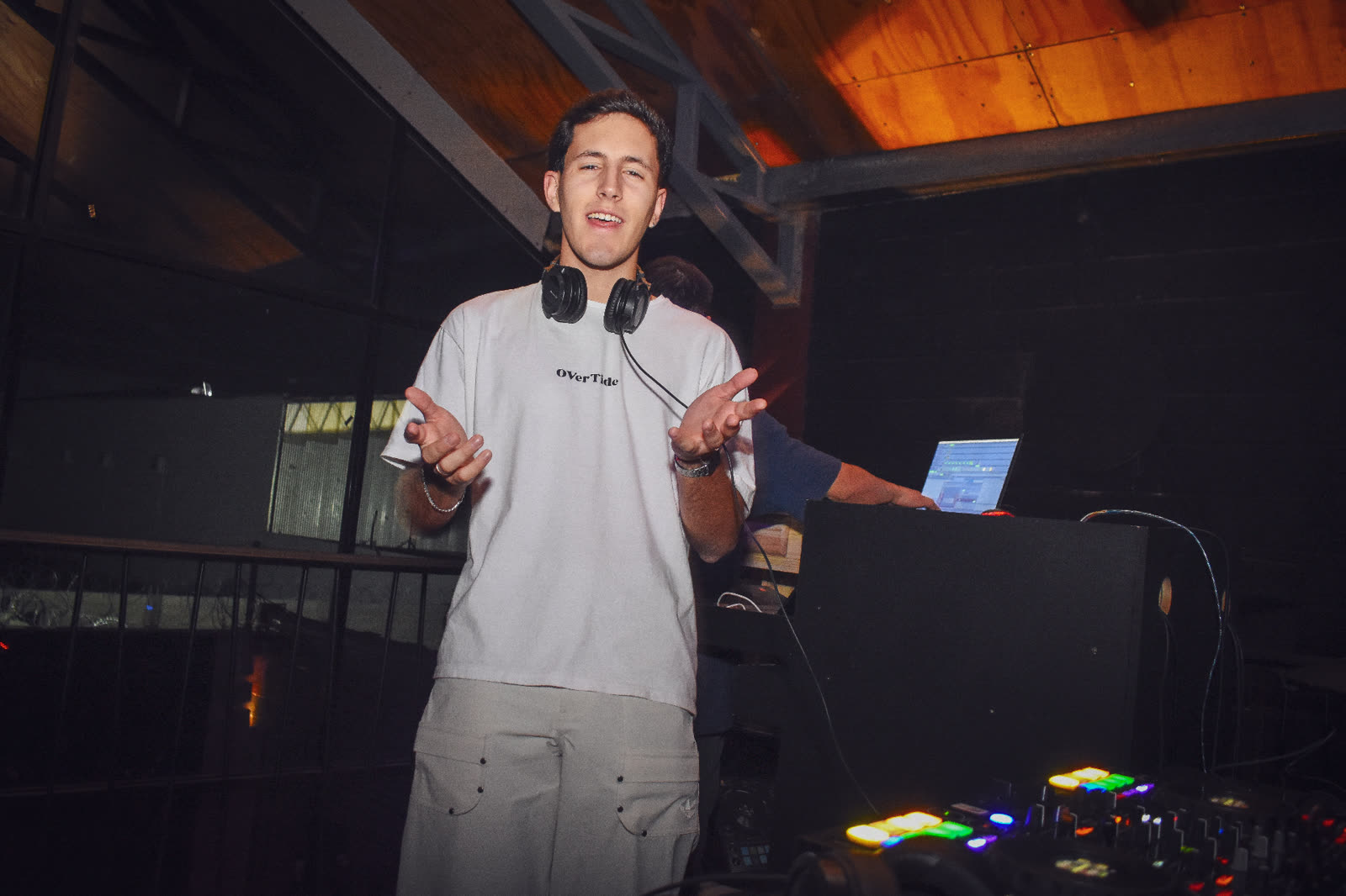 DJ Mati Pe sonriendo en evento