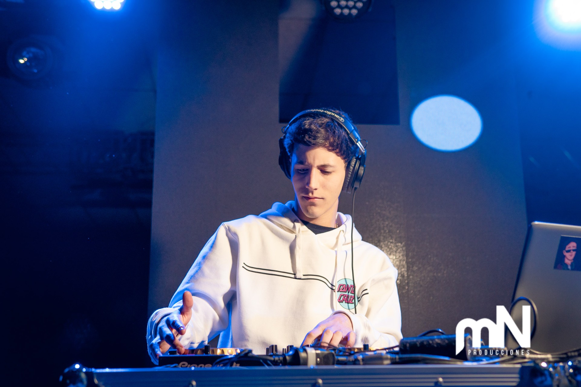 DJ Mati Pe mezclando en cabina