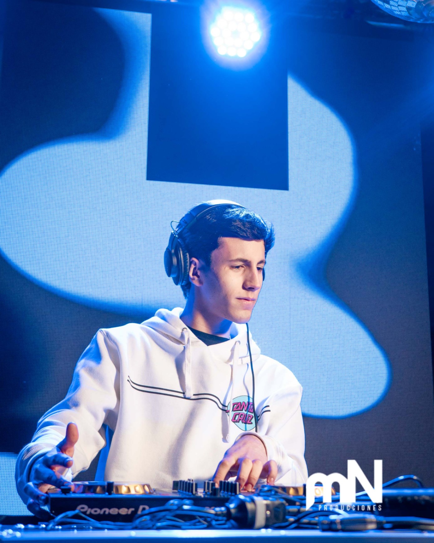 DJ Mati Pe enfocado en la mezcla