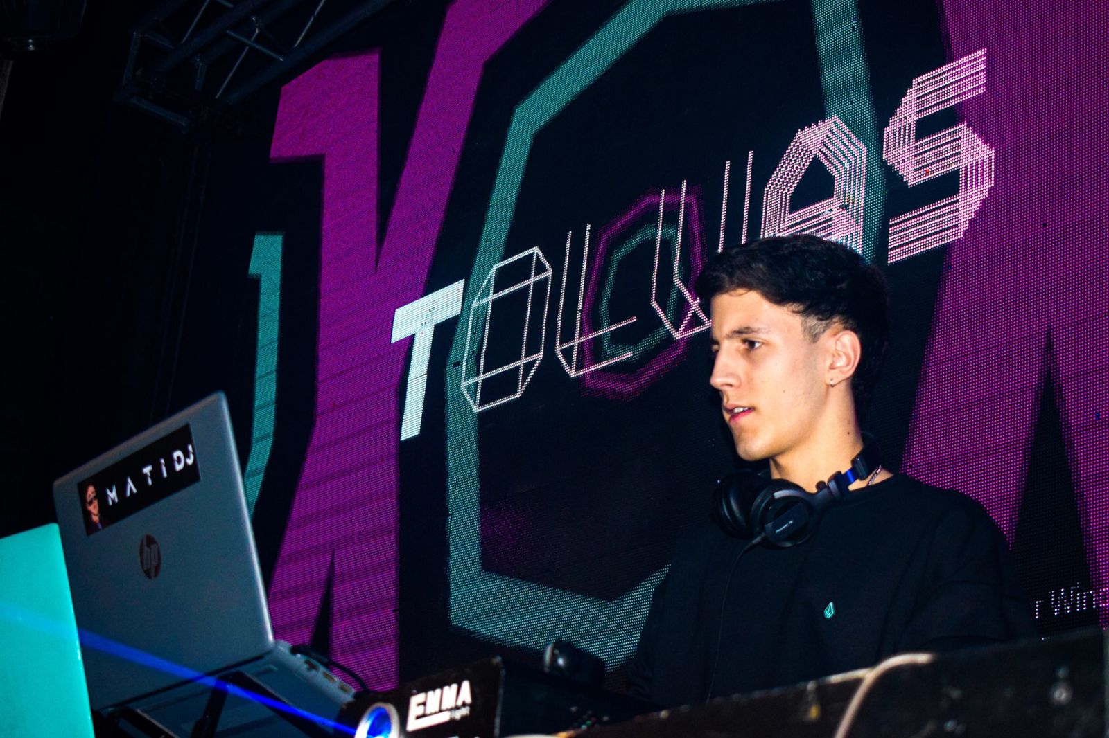 DJ Mati Pe en escenario con pantalla LED